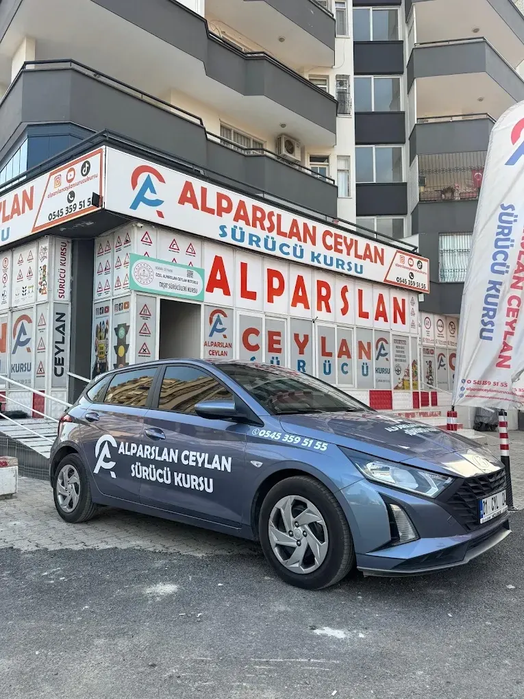 Alparslan Ceylan Sürücü Kursu logolu eğitim aracı