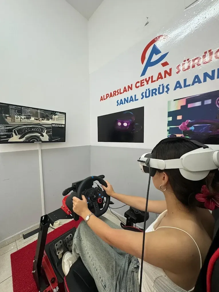 Alparslan Ceylan Sürücü Kursu Sanal Sürüş Alanı'nda VR gözlükle direksiyon eğitimi alan öğrenci