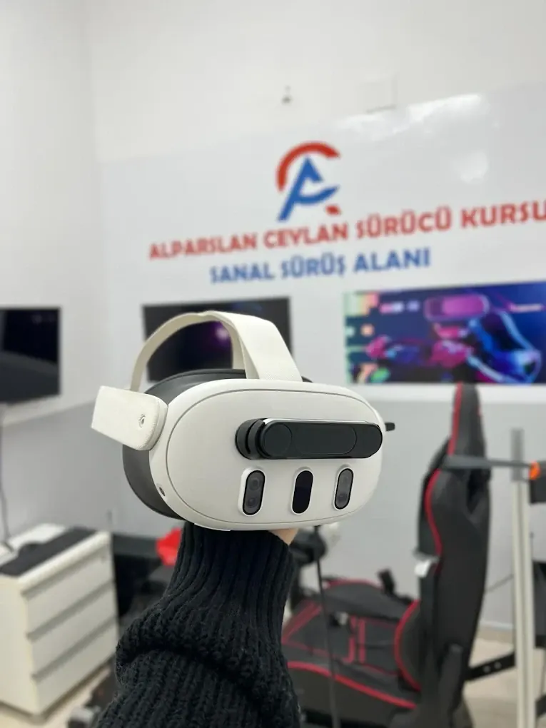Sanal sürüş eğitiminde kullanılan VR gözlük